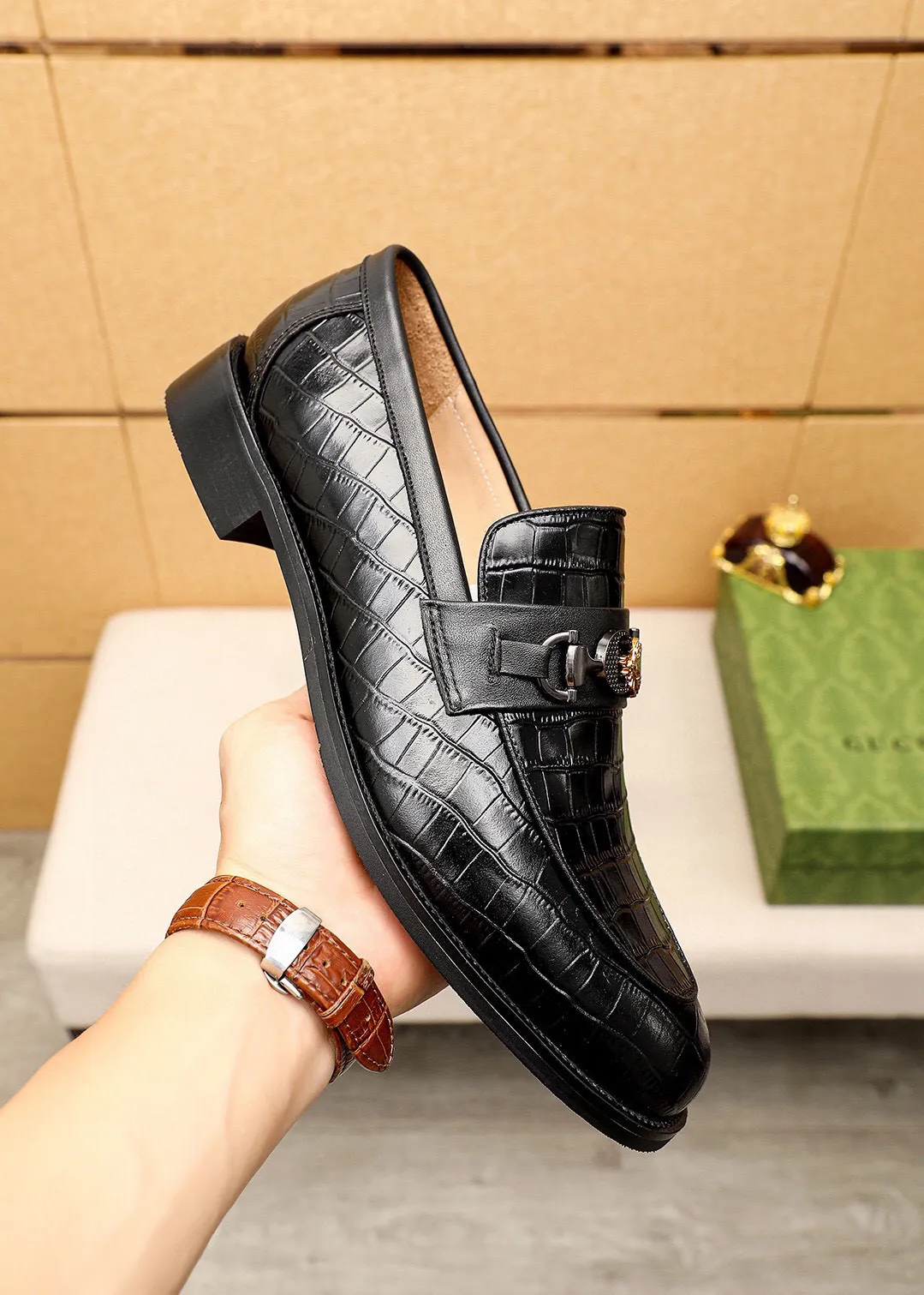 Men's shoes 💰442 💐 Product trademark: GUCCI "Gucci" casual leather shoes Regular size: 38-44 (45.46🉑️customized) Product materials: Selected imported first-layer calfskin embossed upper + luxury hardware buckle, imported water-dyed cow leather lining. Strong three-dimensional visual effect, combined outsole Color: 2⃣️colors available